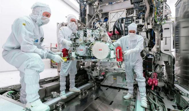 美国战略研究中心:中国的光刻机落后严重远差于ASML和日本尼康中国的芯片制造技术被卡在了2023年(图7)